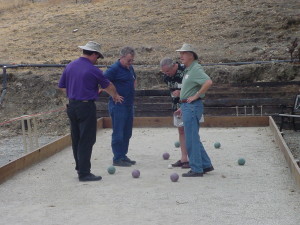 Bocce_players_scoring